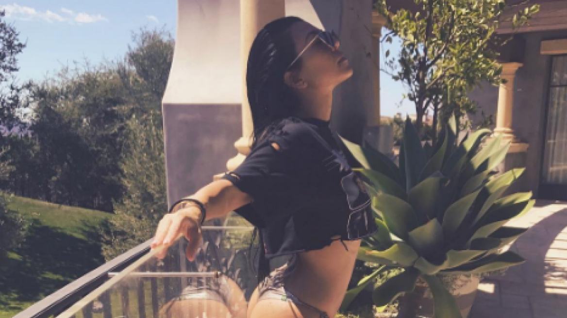 Kourtney Kardashian: Κάνει stretching, προτάσσοντας τους γλουτούς της!